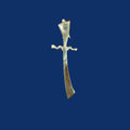 Abrecartas oriental en forma de sable metálico único con diseño artístico curvo y empuñadura decorativa. Ideal para decoración de oficina elegante.