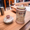 Albaredo de Manises abierto con tapa decorada a un lado. Pieza de cerámica esmaltada ideal para decoración de hogar.