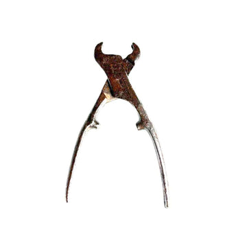 Tenazas antiguas de aretes: tradición y carácter en metal.