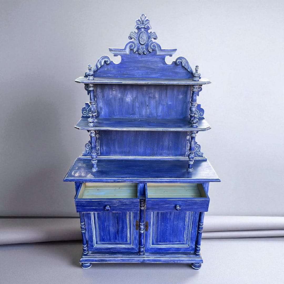 Aparador de madera azul con cajones extraíbles y diseño clásico.