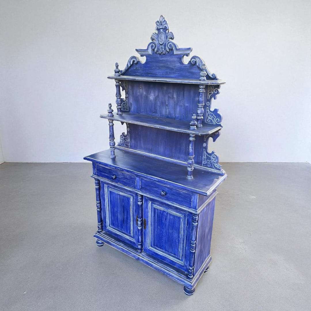 Aparador azul con estantes superiores y puertas inferiores.
