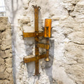 Lámpara de pared de hierro forjado con acabado envejecido, inspirada en la estética medieval, perfecta para ambientes rústicos y clásicos.