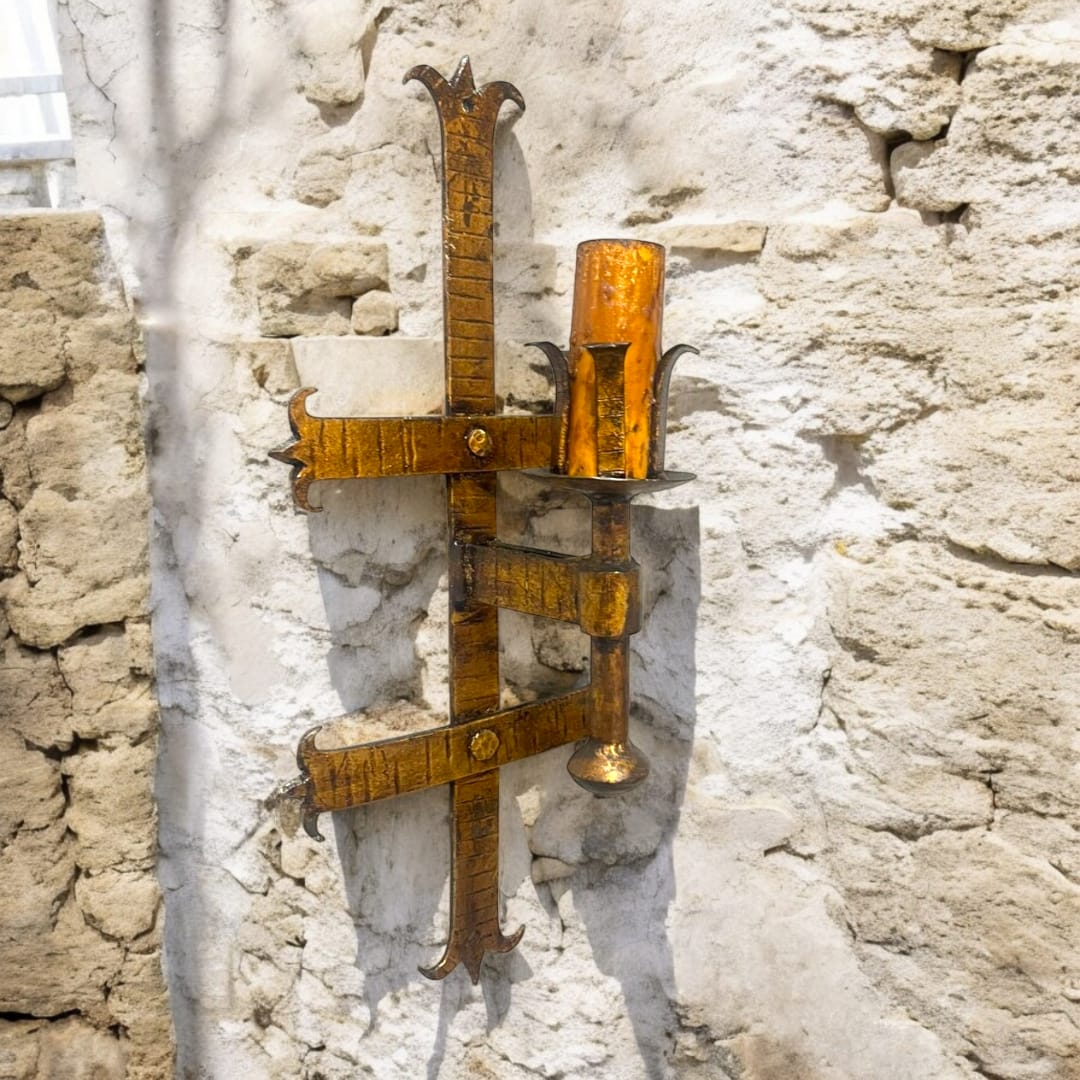 Lámpara de pared de hierro forjado con acabado envejecido, inspirada en la estética medieval, perfecta para ambientes rústicos y clásicos.