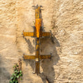 Aplique de pared de hierro estilo medieval con diseño rústico en forma de cruz, ideal para decoración histórica en interiores y exteriores.