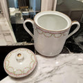 Azucarero de porcelana francesa sin tapa, mostrando interior amplio y asas doradas, con decoración de rosas. Ideal para decoración de cocina vintage.