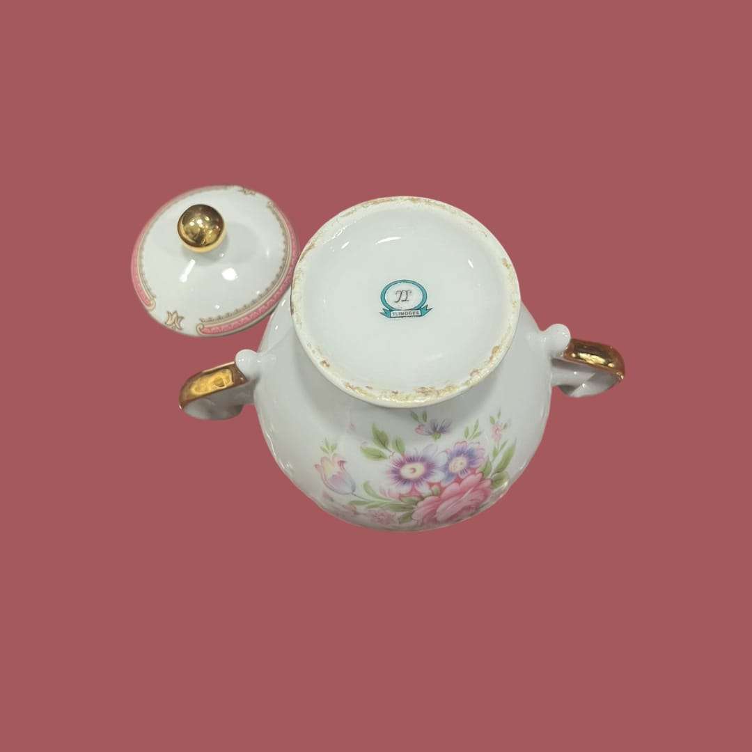 Azucarero TLimognes de porcelana fina con detalles únicos, decorado con flores pintadas a mano y asas doradas, ideal para decoración elegante.