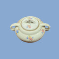 Azucarero de porcelana Victoria visto desde arriba con tapa puesta, diseño floral delicado y acabado tradicional para decoración de hogar.