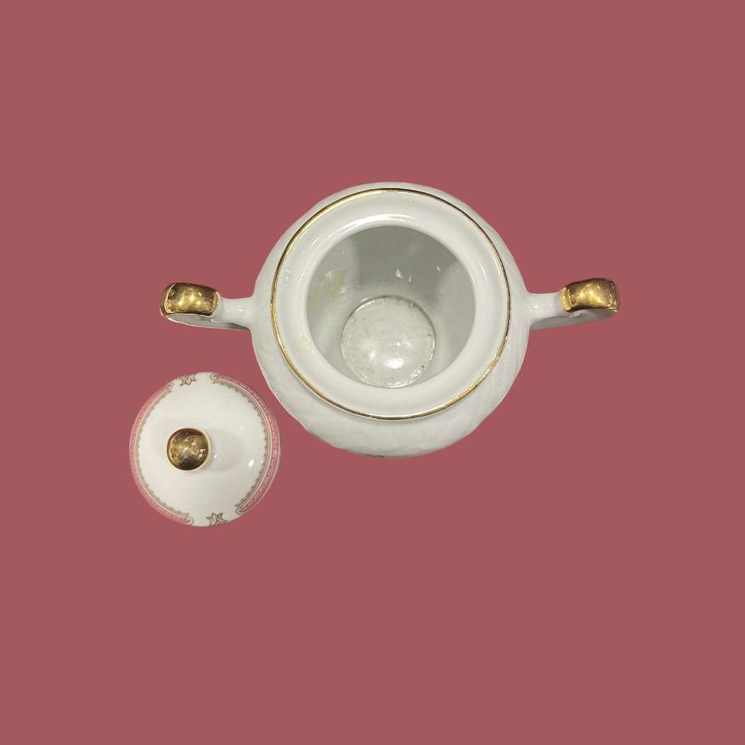 Azucarero TLimognes de porcelana fina con detalles únicos, tapa removida y asas doradas, ideal para decoración elegante en el hogar.
