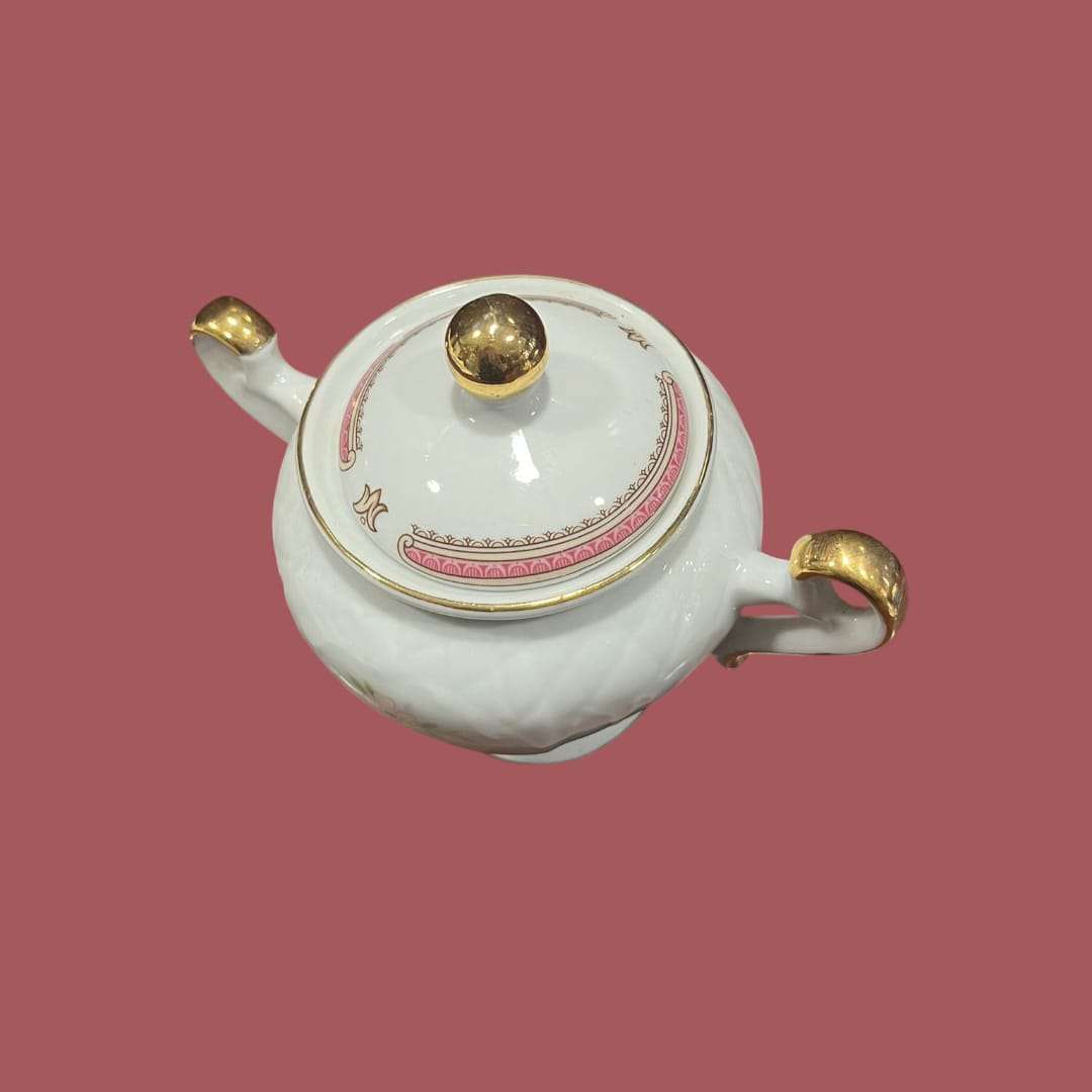 Azucarero TLimognes de porcelana fina con detalles únicos, decorado a mano con bordes dorados y motivos rosados sobre fondo blanco. Pieza de decoración elegante para el hogar.