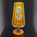 Gran copa de cristal ámbar con placa de Don Quijote en plata auténtica, ideal para decoración clásica en el hogar o espacios elegantes.
