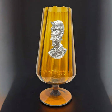 Gran copa de cristal ámbar con placa de Don Quijote en plata auténtica, ideal para decoración clásica en el hogar o espacios elegantes.