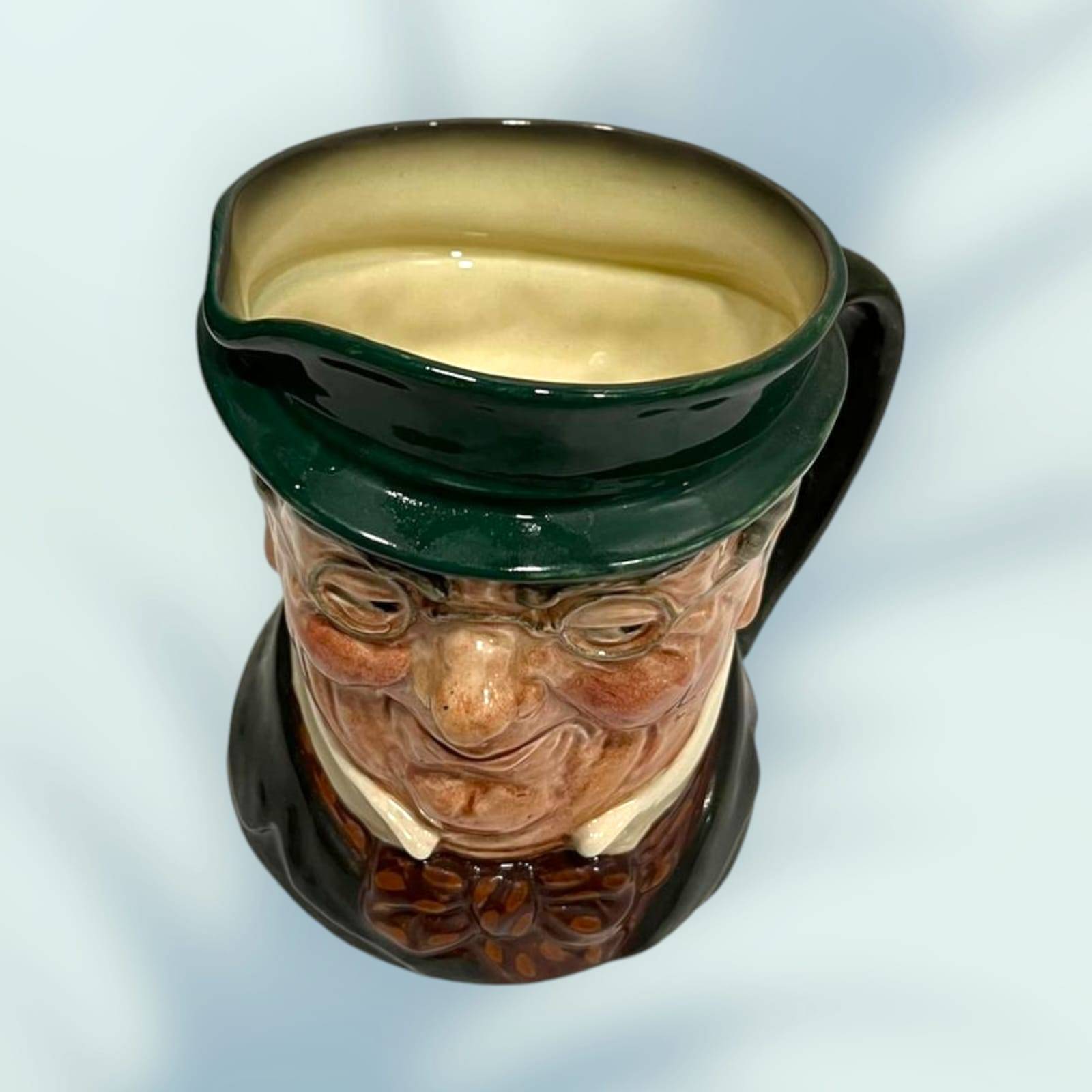 Jarra decorativa 'Toby Jug' Mr. Pickwick de Royal Doulton vista superior, ideal para coleccionistas de cerámica inglesa clásica.