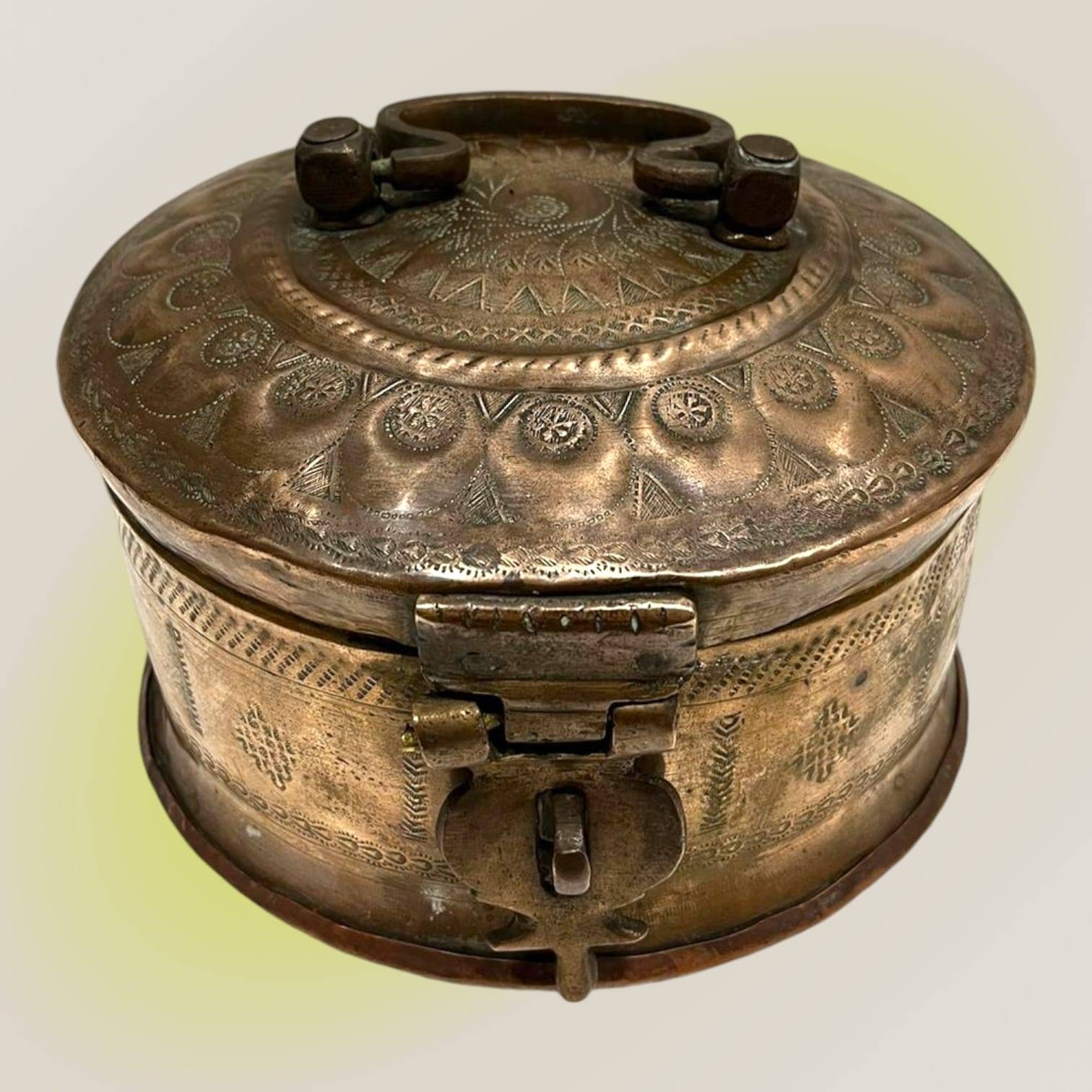 Caja de especias orientales de cobre del siglo XIX cerrada con cerradura y grabados ornamentales, pieza decorativa para coleccionistas de antigüedades.