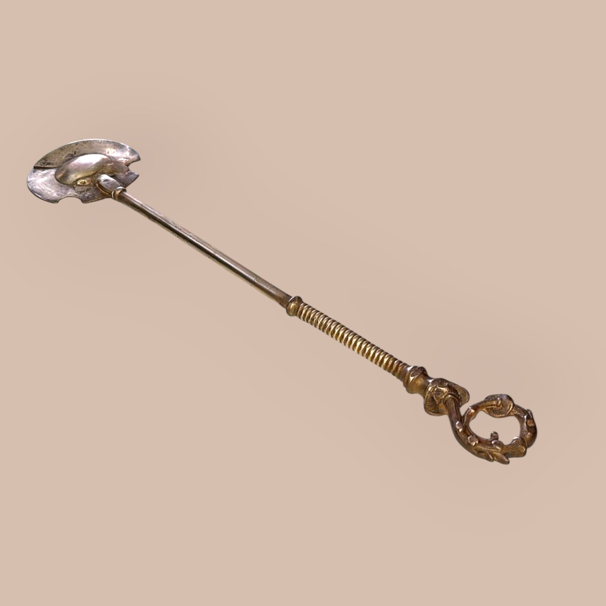 Herramienta antigua de bronce para brasero, badila decorativa con mango ornamentado, perfecta para coleccionistas de piezas tradicionales.