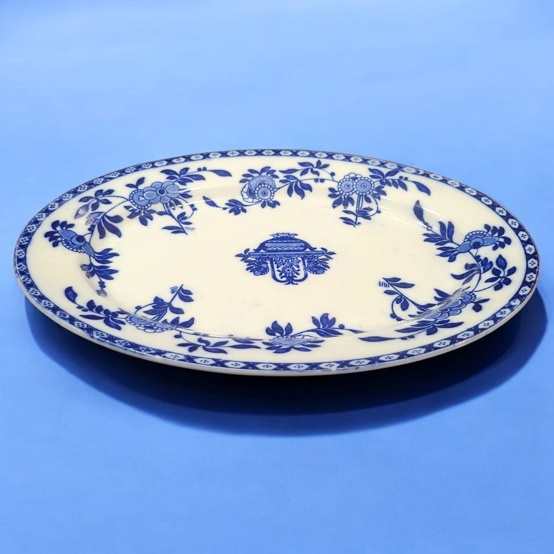  Vista frontal de la Bandeja en Porcelana Esmaltada, con detalles artesanales impecables.