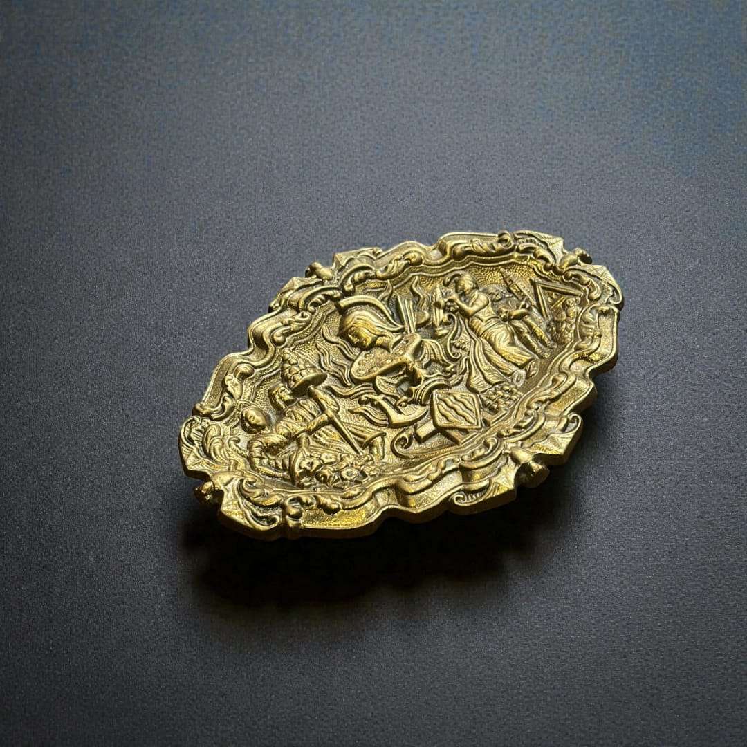 Se trata de una Bandeja de bronce decorativa concebida tanto para uso ornamental como para colección, capaz de aportar carácter, historia y distinción a cualquier espacio.
