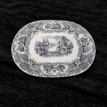 Detalle ornamentado que resalta la artesanía y el estilo del siglo XIX.