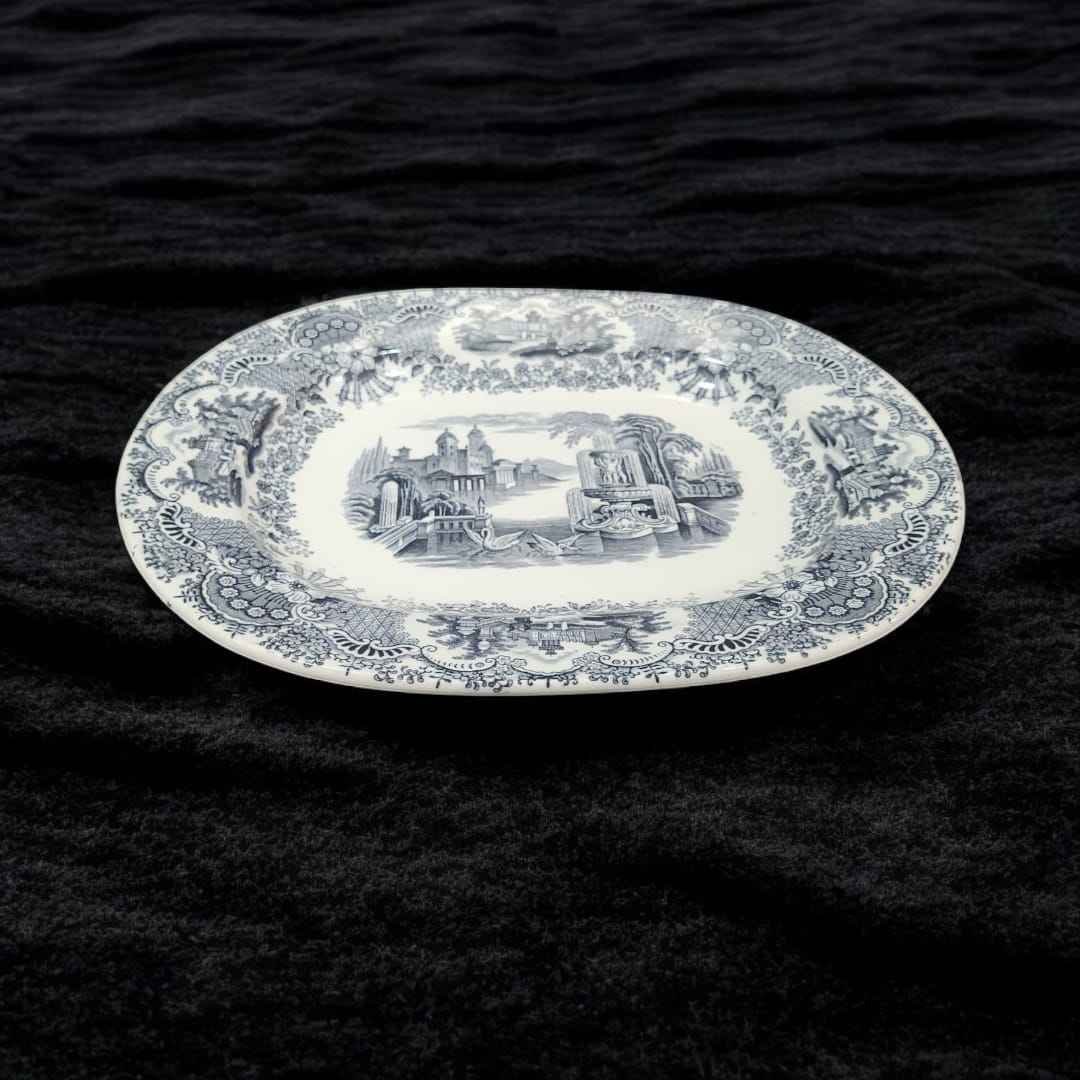 Vista frontal de la bandeja pickman negra del siglo XIX, mostrando su elegante diseño vintage.
