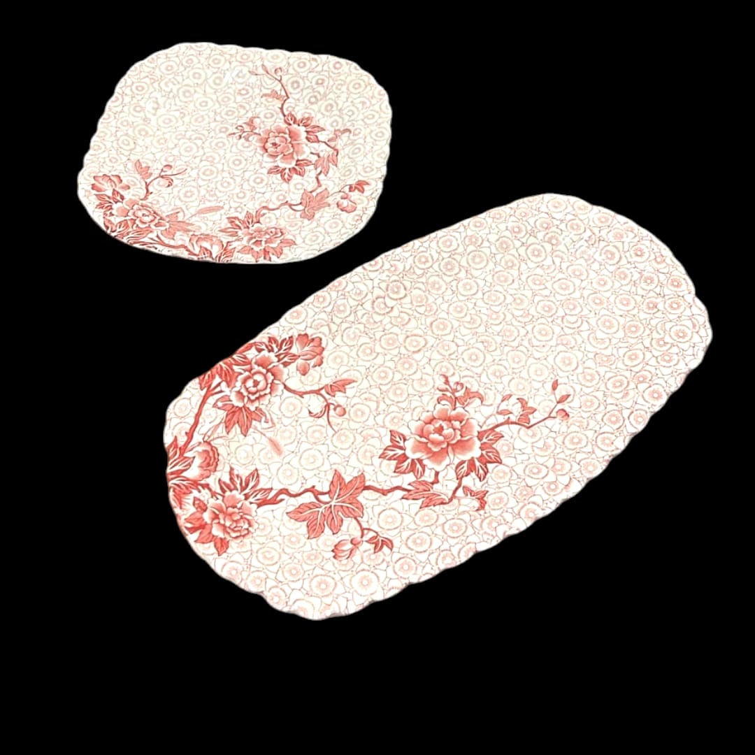 Juego de bandejas de porcelana vintage con estampado floral burdeos sobre fondo blanco, ideal para decoración elegante en el hogar.
