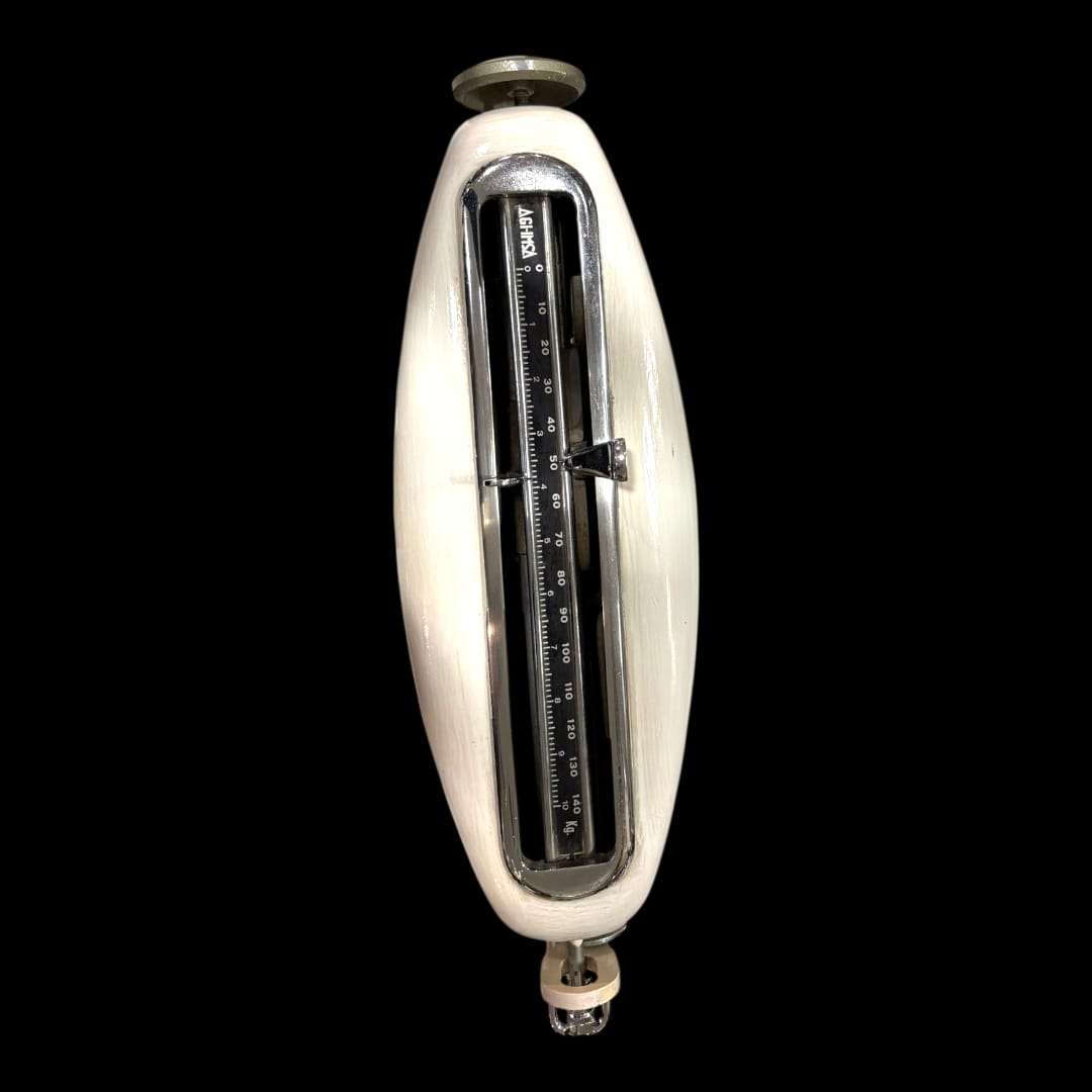 Su brazo lateral accionable, su columna milimétrica para medición de altura y su visor analógico hacen de esta Báscula una pieza ideal tanto para uso profesional como para coleccionistas y amantes de la estética médica antigua.&nbsp;