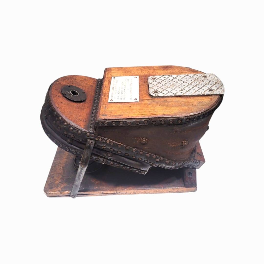 Fuelle de oxígeno antiguo con diseño industrial, remaches metálicos y pedal, ideal para coleccionistas de antigüedades marítimas.