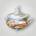 Bombonera de porcelana artesanal con ilustraciones de casas y puentes, tapa con diseño ondulado y detalles elegantes. Edición limitada.