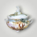 Bombonera de porcelana pintada a mano con paisajes naturales y tonos suaves. Diseño exclusivo para decoración de interiores.