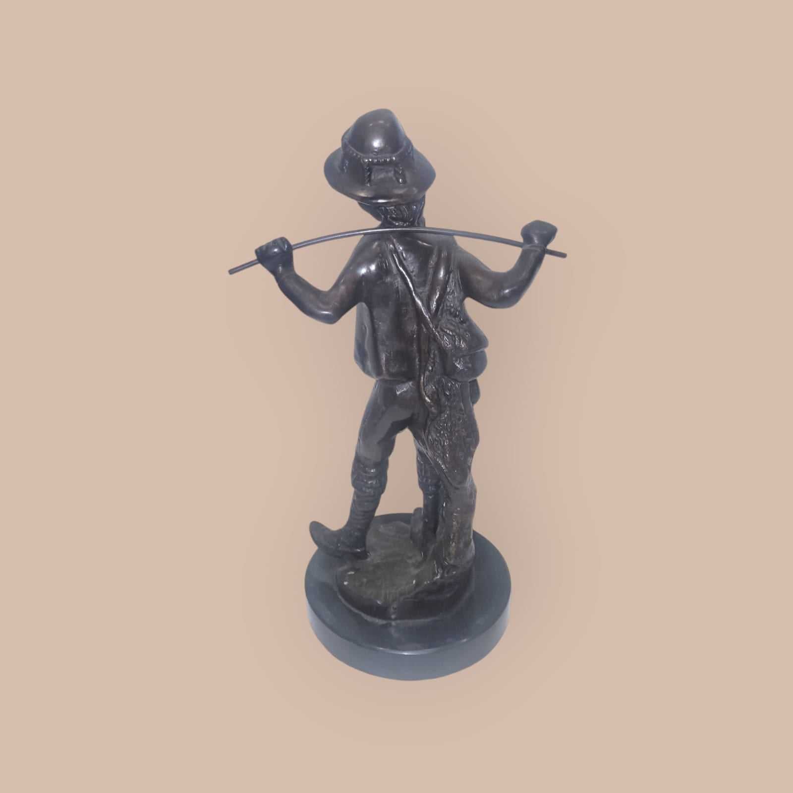 Vista trasera de escultura de bronce muchacho con gorro y palo – Calidad excepcional, pieza decorativa con acabado detallado y base sólida.