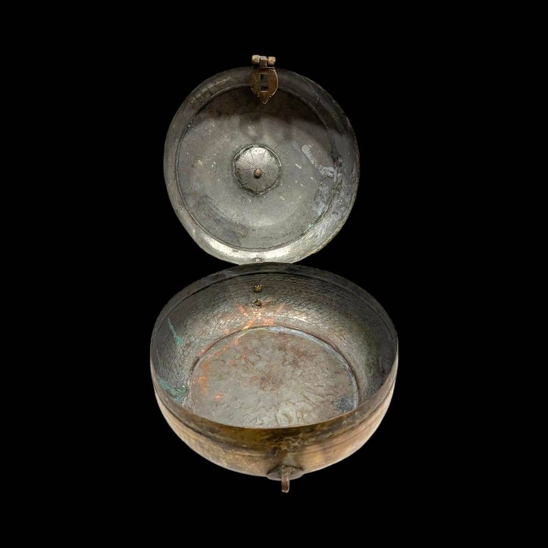 Interior envejecido de caja de cobre pakistaní del siglo XIX, muestra su uso original para almacenar pan, ideal para decoración antigua.