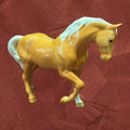 Figura de caballo Beswick en porcelana amarilla con detalles blancos, perfecta para decoración de interiores en estilo clásico y coleccionistas exigentes.