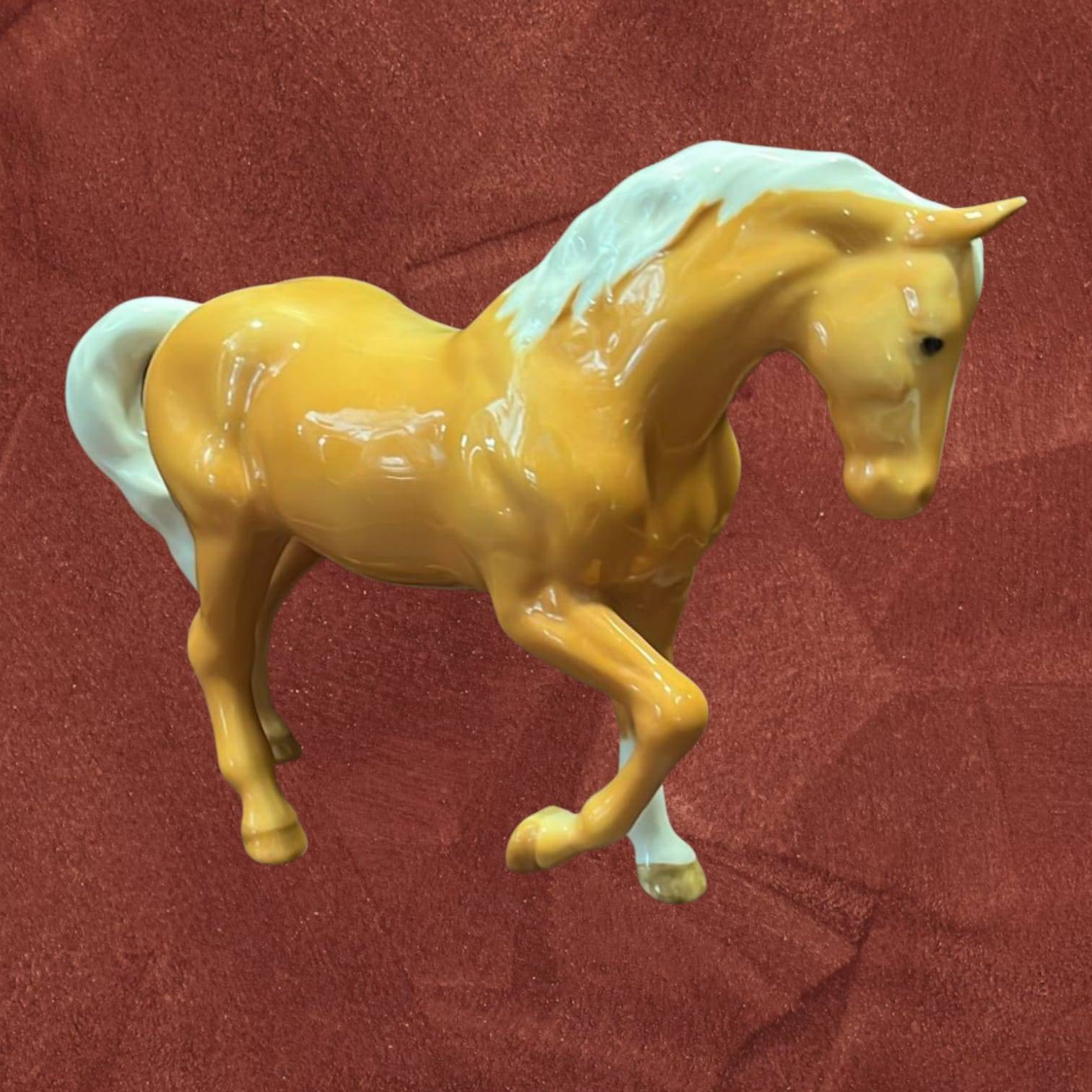 Figura de caballo Beswick en porcelana amarilla con detalles blancos, perfecta para decoración de interiores en estilo clásico y coleccionistas exigentes.