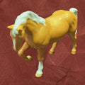 Caballo de porcelana Beswick amarillo en pose elegante, con acabado brillante y detalles realistas. Pieza única para decoración vintage.