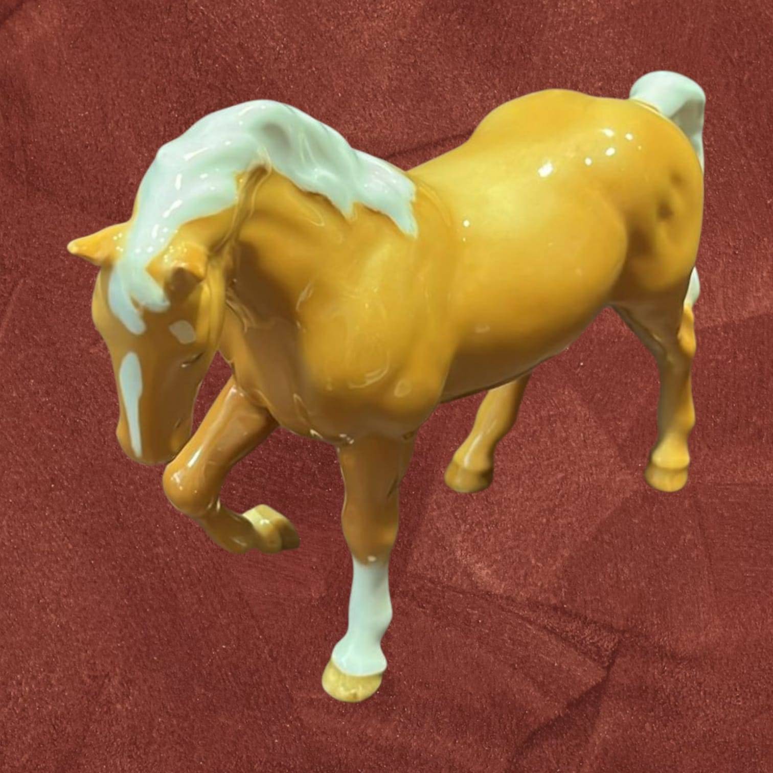 Caballo de porcelana Beswick amarillo en pose elegante, con acabado brillante y detalles realistas. Pieza única para decoración vintage.