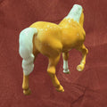Vista trasera del caballo de porcelana Beswick amarillo, con cola blanca y acabado esmaltado. Ideal para colecciones de decoración inglesa.