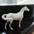 Caballo de porcelana Beswick en vista lateral completa, sobre fondo moderno. Pieza de colección con elegancia ecuestre clásica para decoración.