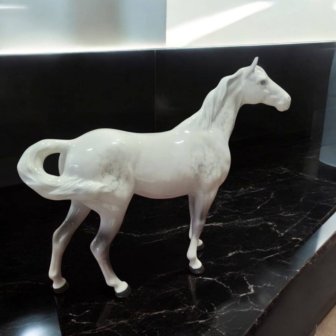 Caballo de porcelana Beswick en vista lateral completa, sobre fondo moderno. Pieza de colección con elegancia ecuestre clásica para decoración.