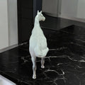 Vista trasera del Caballo de porcelana Beswick inglés, acabado brillante y forma detallada. Ideal para coleccionistas de decoración ecuestre clásica.