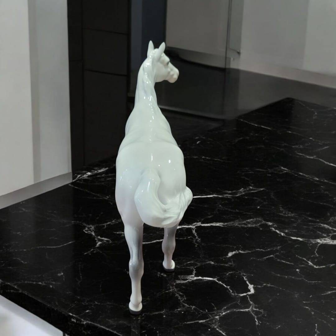 Vista trasera del Caballo de porcelana Beswick inglés, acabado brillante y forma detallada. Ideal para coleccionistas de decoración ecuestre clásica.