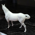 Figura de caballo de porcelana Beswick desde ángulo posterior lateral, con acabado blanco y vetas grises. Pieza decorativa de elegancia ecuestre clásica.