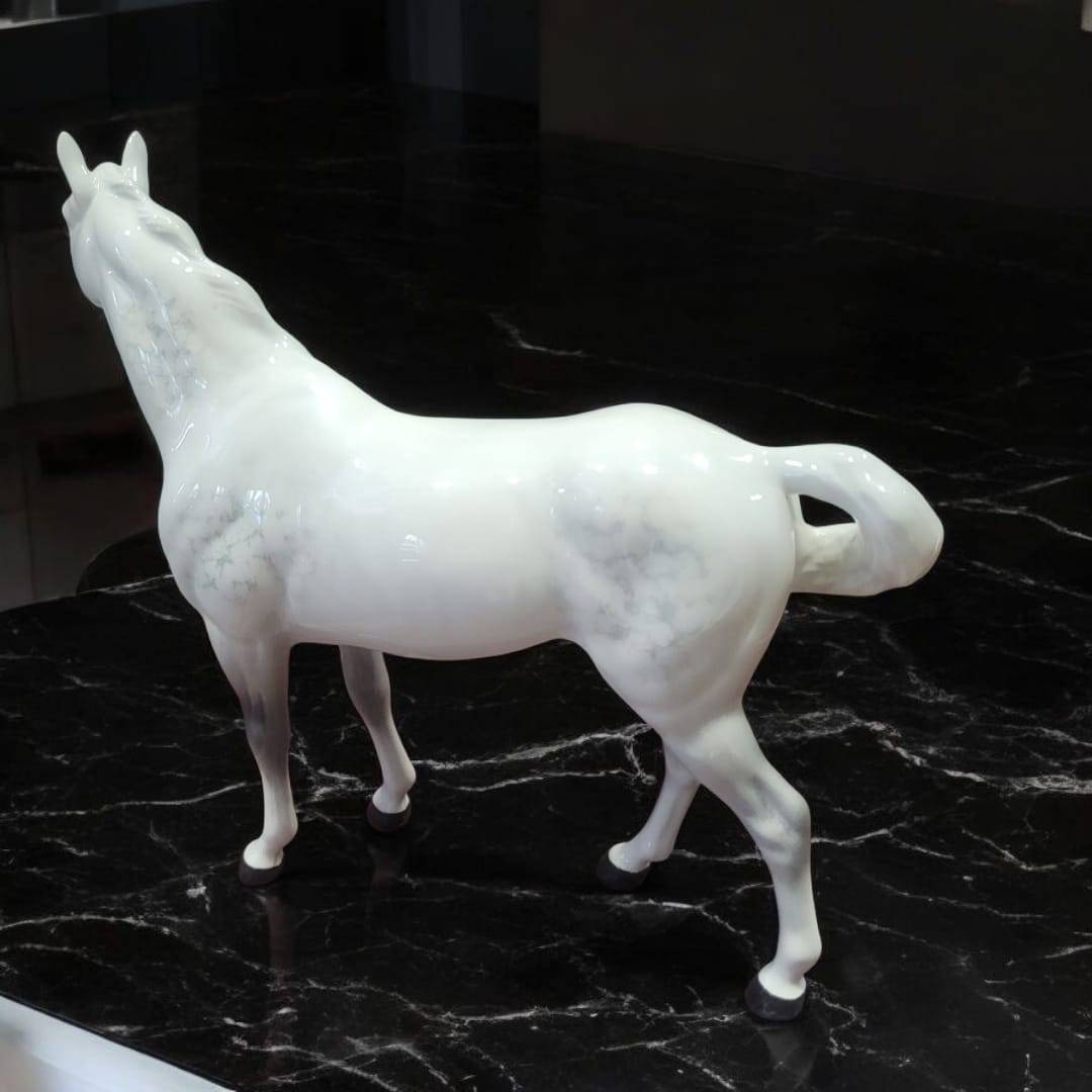 Figura de caballo de porcelana Beswick desde ángulo posterior lateral, con acabado blanco y vetas grises. Pieza decorativa de elegancia ecuestre clásica.