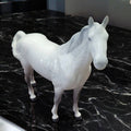 Caballo de porcelana Beswick visto de frente, con expresión detallada y postura natural. Decoración refinada para amantes de lo ecuestre clásico.