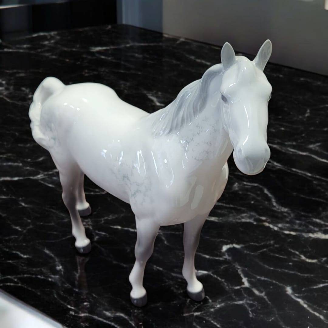 Caballo de porcelana Beswick visto de frente, con expresión detallada y postura natural. Decoración refinada para amantes de lo ecuestre clásico.