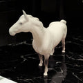 Figura decorativa de caballo de porcelana Beswick en vista lateral frontal, con acabado brillante. Elegancia ecuestre clásica para el hogar.