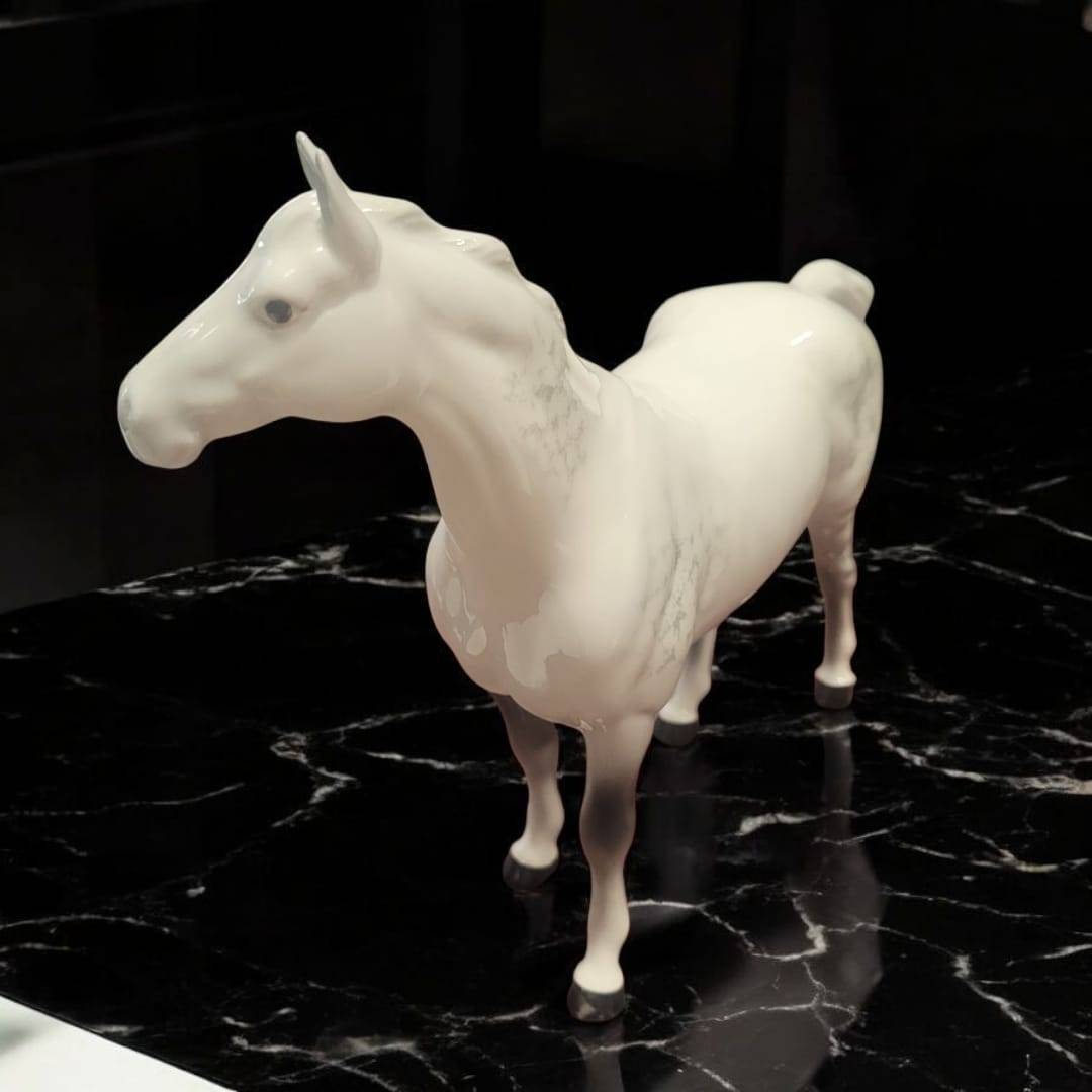 Figura decorativa de caballo de porcelana Beswick en vista lateral frontal, con acabado brillante. Elegancia ecuestre clásica para el hogar.