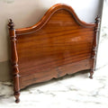 Cabecero de cama en caoba maciza con acabado brillante, postes torneados y diseño curvo, perfecto para decoración de dormitorio tradicional.