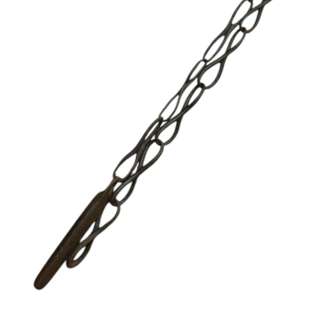  Fabricada en hierro forjado, presenta una estructura artesanal formada por eslabones torsionados que le otorgan una estética única y una resistencia superior.
