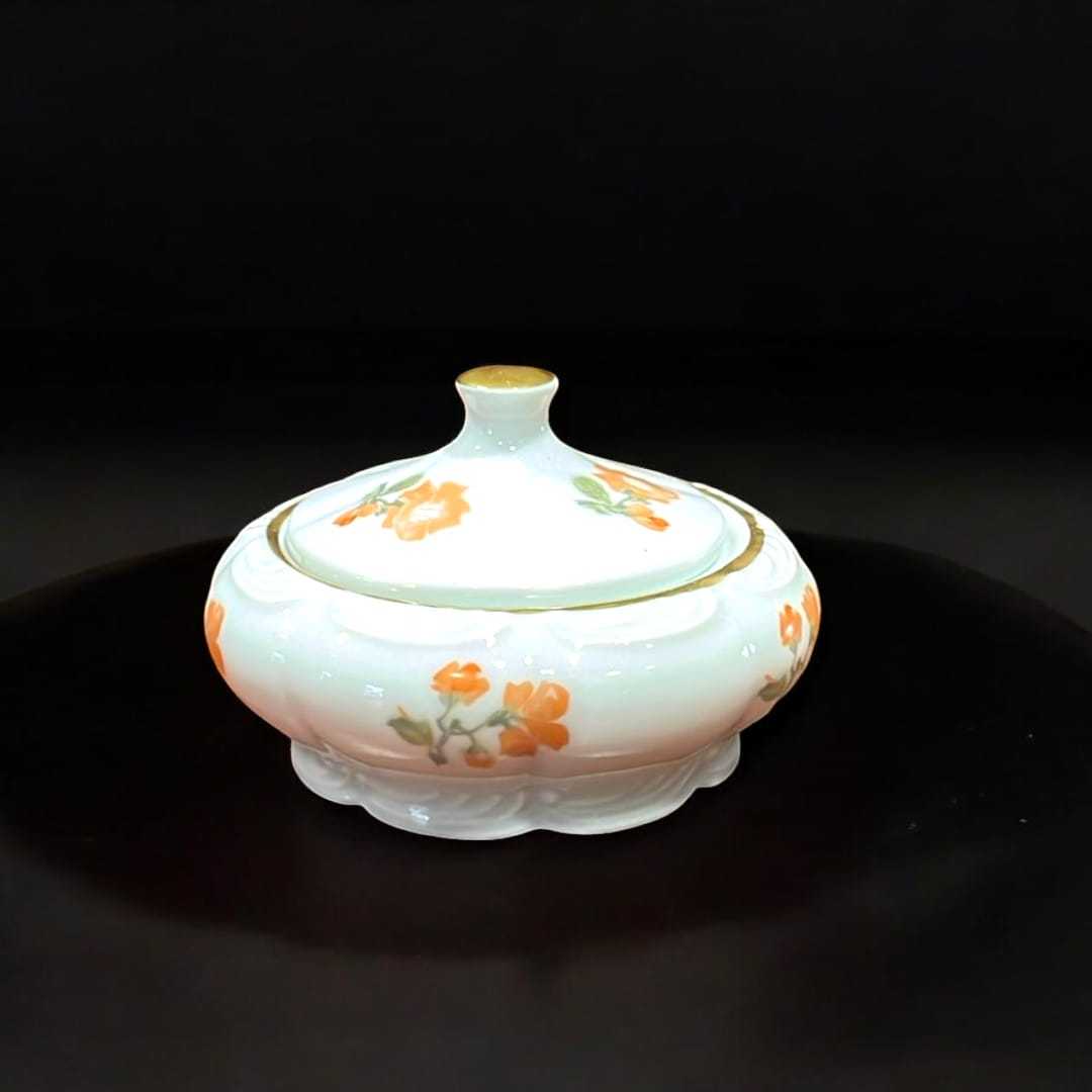 Cajita de tocador Royal Porzellan Bavaria KPM única de porcelana blanca con flores naranjas pintadas a mano. Decoración vintage ideal para tocador.
