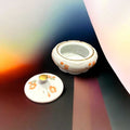 Cajita de tocador Royal Porzellan Bavaria KPM única de porcelana blanca con flores naranjas y detalles dorados, ideal para decoración vintage.