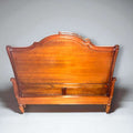 Cama de matrimonio antigua restaurada en madera caoba.