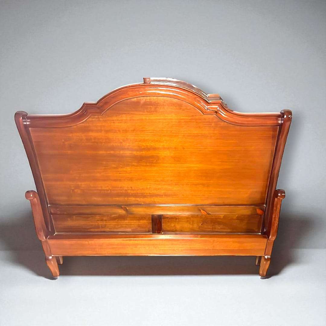 Cama de matrimonio antigua restaurada en madera caoba.